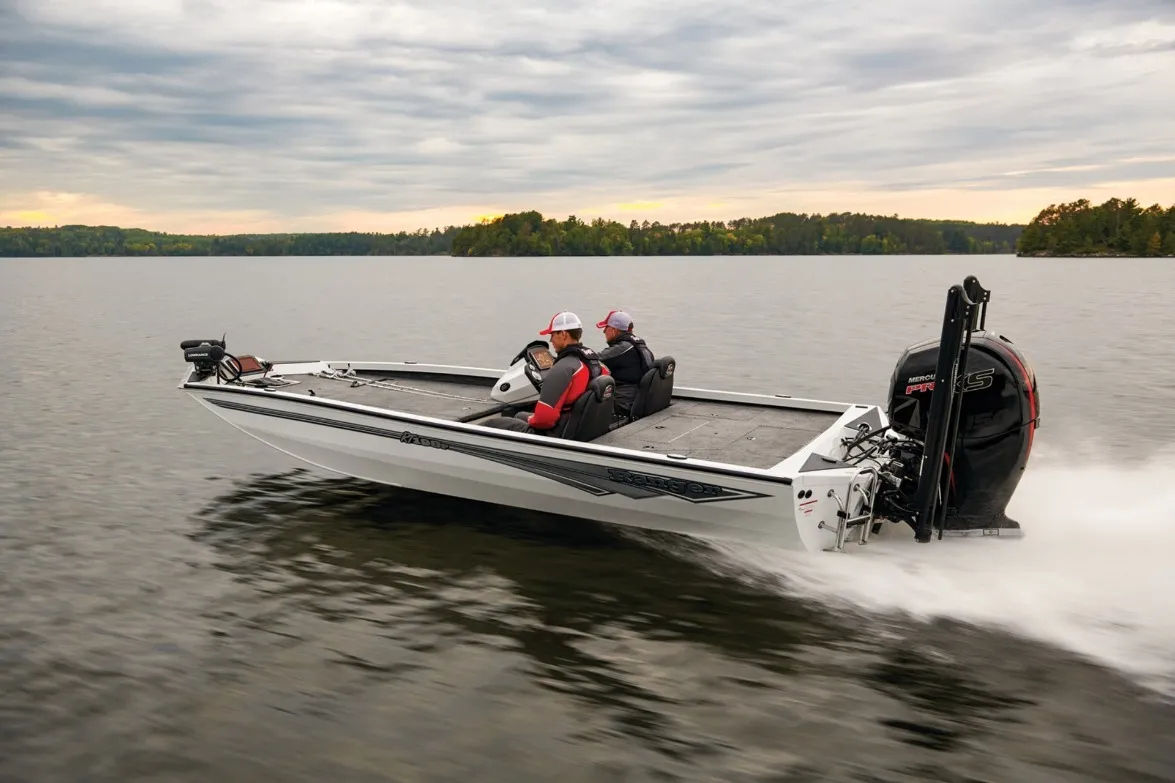 Read more about the article BOAT BUYER’S GUIDE — HOW TO CHOOSE THE RIGHT BOAT